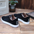 Scarpe da ginnastica da uomo Valstrend con sfondo rosso, canvas traspirante e stile sportivo.