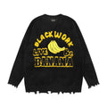 Maglione girocollo a banana per uomo di Valstrend, stile streetwear, con dettagli strappati e look casual.