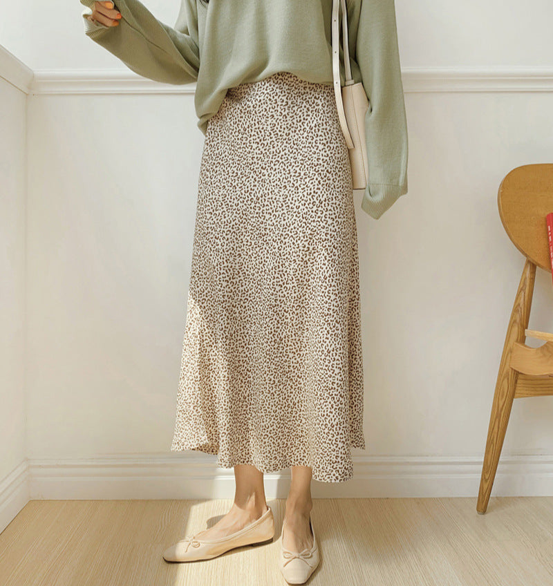 Gonna retro in stile ragazza con gonna slim-fit a stampa leopardo valstrend, moda elegante e alla moda, vista da vicino.