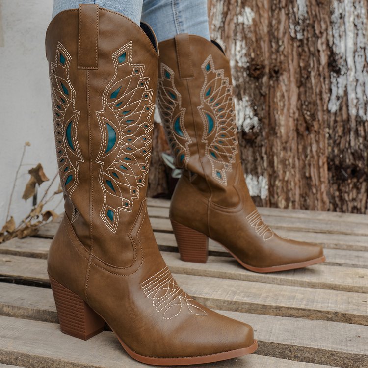 Stivaletti da donna quadrati ricamati a forma di testa di cavaliere, stile Valstrend, con dettagli decorativi e suola in pelle.