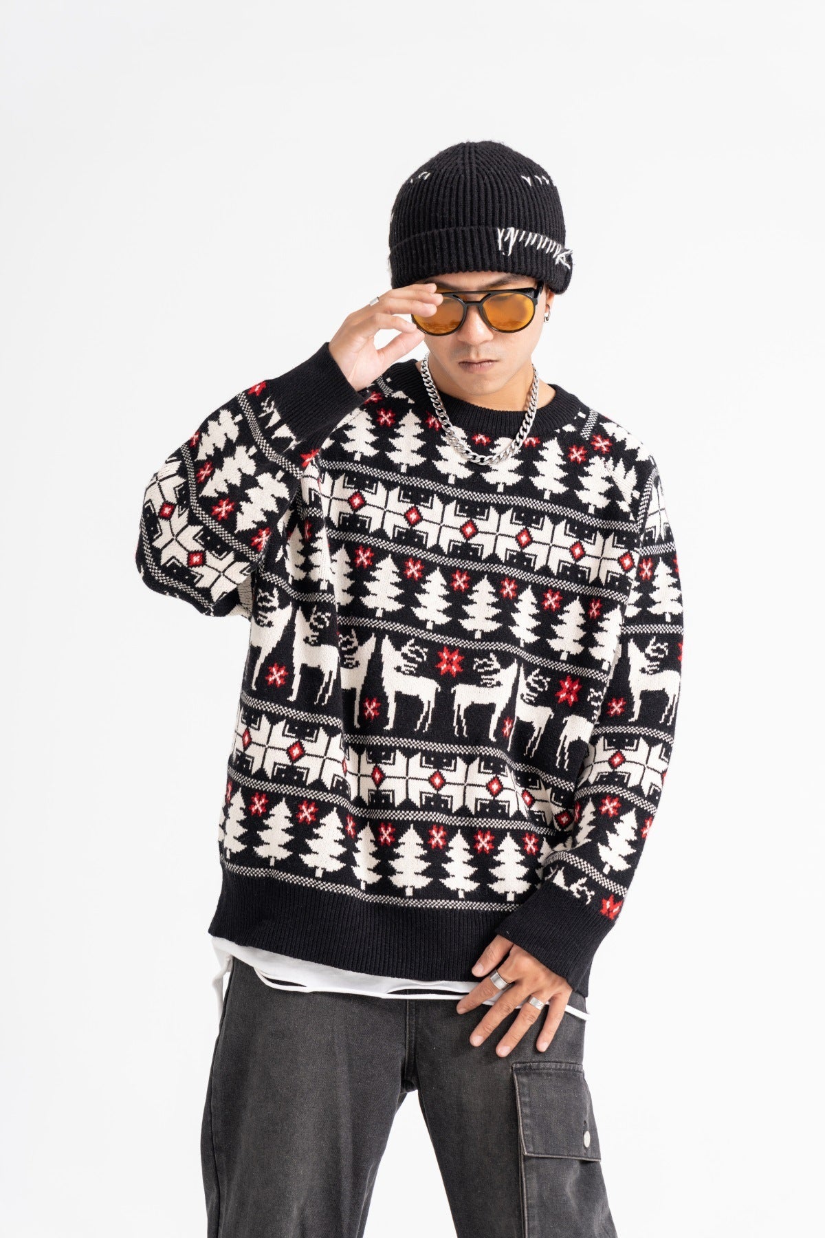 Maglione casual per uomo e donna Valstrend, abbigliamento loose e alla moda per coppie, indossato da un uomo e una donna.