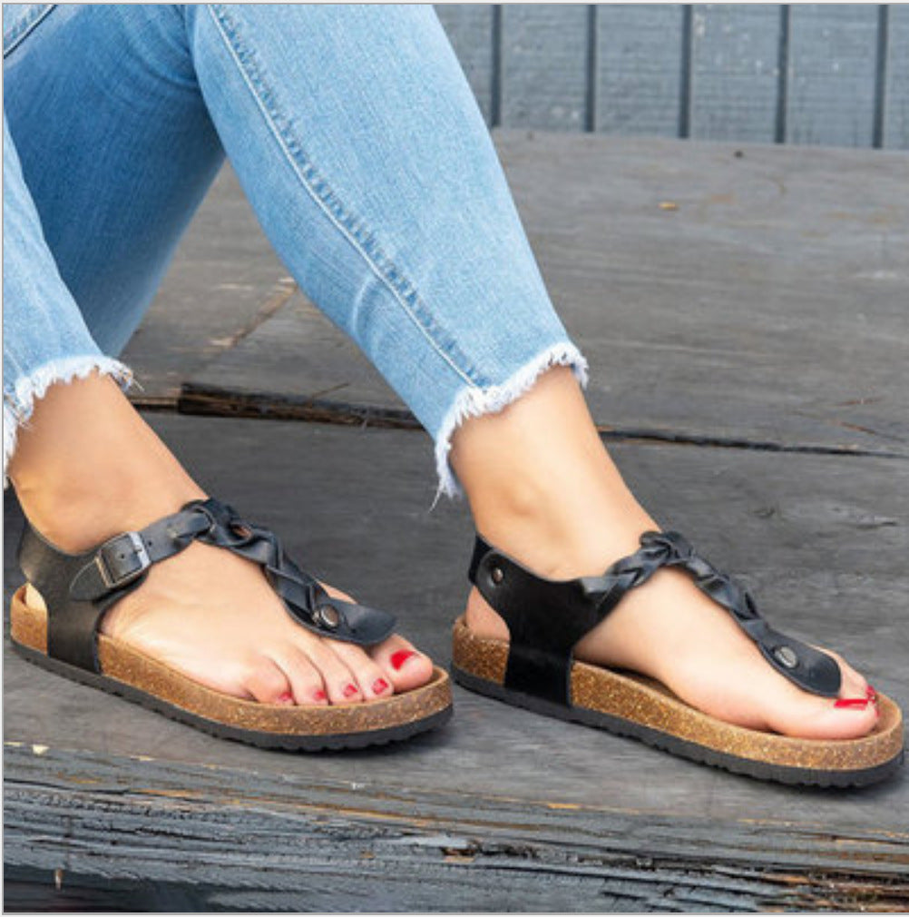 Infradito estive da donna Valstrend, ciabatte flat leggere e comode con design estivo in colore neutro, su sfondo bianco.