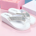 Ciabatte estive da donna Valstrend con strass, scarpe da esterno alla moda, delicate dettagli di cristalli e design estivo.