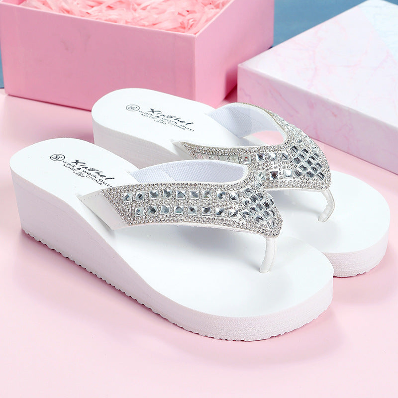 Ciabatte estive da donna Valstrend con strass, scarpe da esterno alla moda, delicate dettagli di cristalli e design estivo.