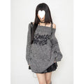 Maglione donna Valstrend con spalle scoperte, stile casual, con effetto strappato e tessuto morbido, adatto a look informali.