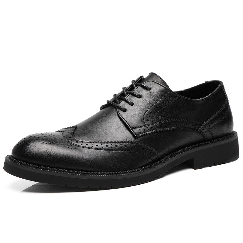 Scarpe da uomo in pelle taglia grande Valstrend shop, modello elegante con finiture di alta qualità, visibili in primo piano.