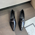 Scarpe in pelle patentata Valstrend con tacco chunky, punta affilata e suola morbida, ideali per abbinamenti versatili.