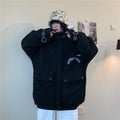 Cappotto in lana di agnello ricamata Valstrend Shop, elegante e caldo, con dettagli ricamati e chiusura frontale.