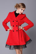 Cappotto donna a doppio petto di lunghezza media Valstrend, tessuto caldo e elegante, con ampi revers e tasche frontali.
