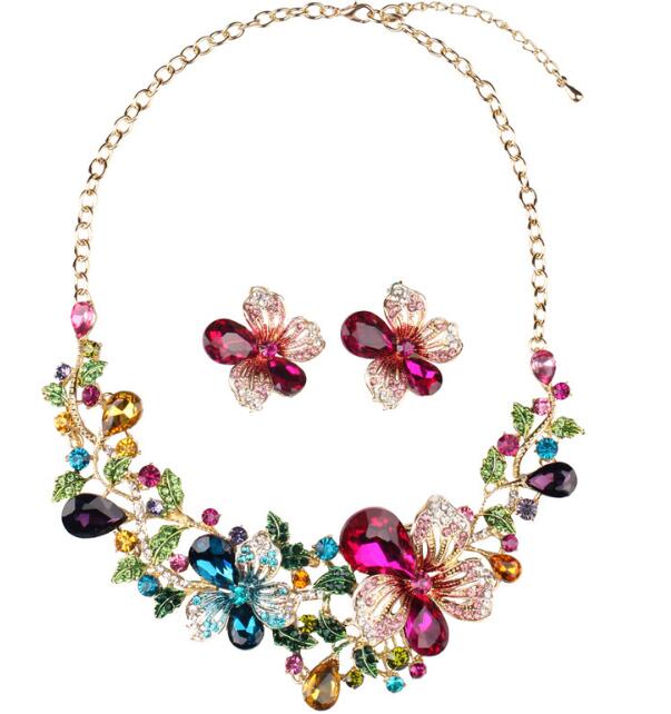Catena cristallo esagerata Valstrend, dettagliata con cristalli brillanti e design vistoso, perfetta come accessorio di moda.