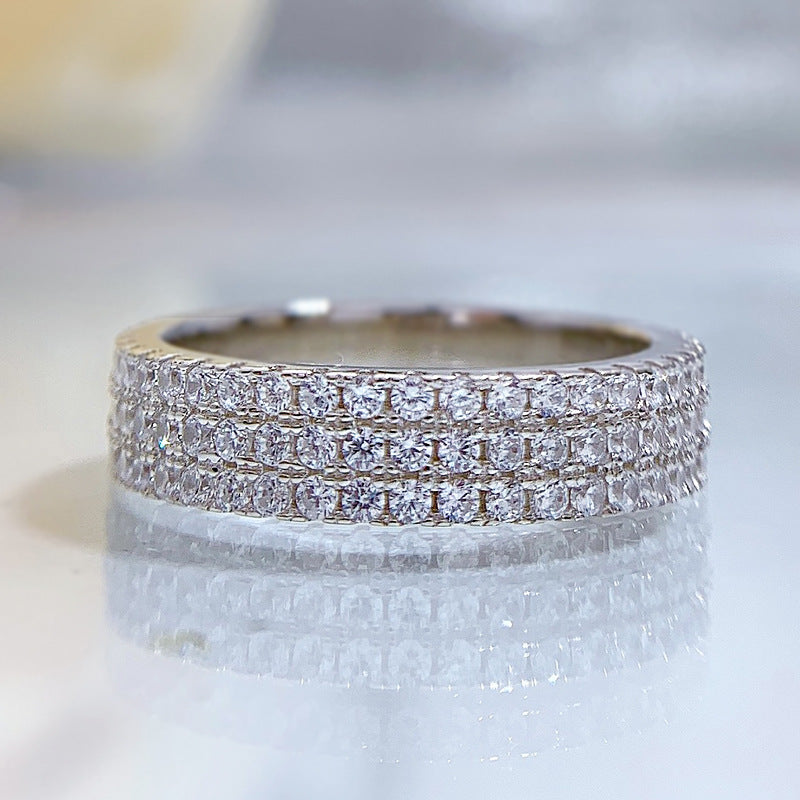 Anello semplice con tre file di diamanti per donna, gioielli Valstrend, anello elegante e raffinato in oro bianco.