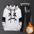 Completo da coppia Valstrend con maglione in pile e pantaloni coordinati, ideale per il relax e il comfort invernale.