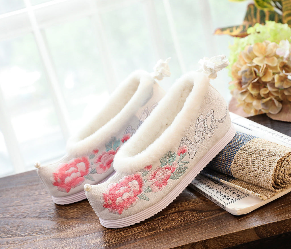 Scarpe femminili antiche in cotone ricamato, stile tradizionale, con dettagli artigianali e motivo floreale.