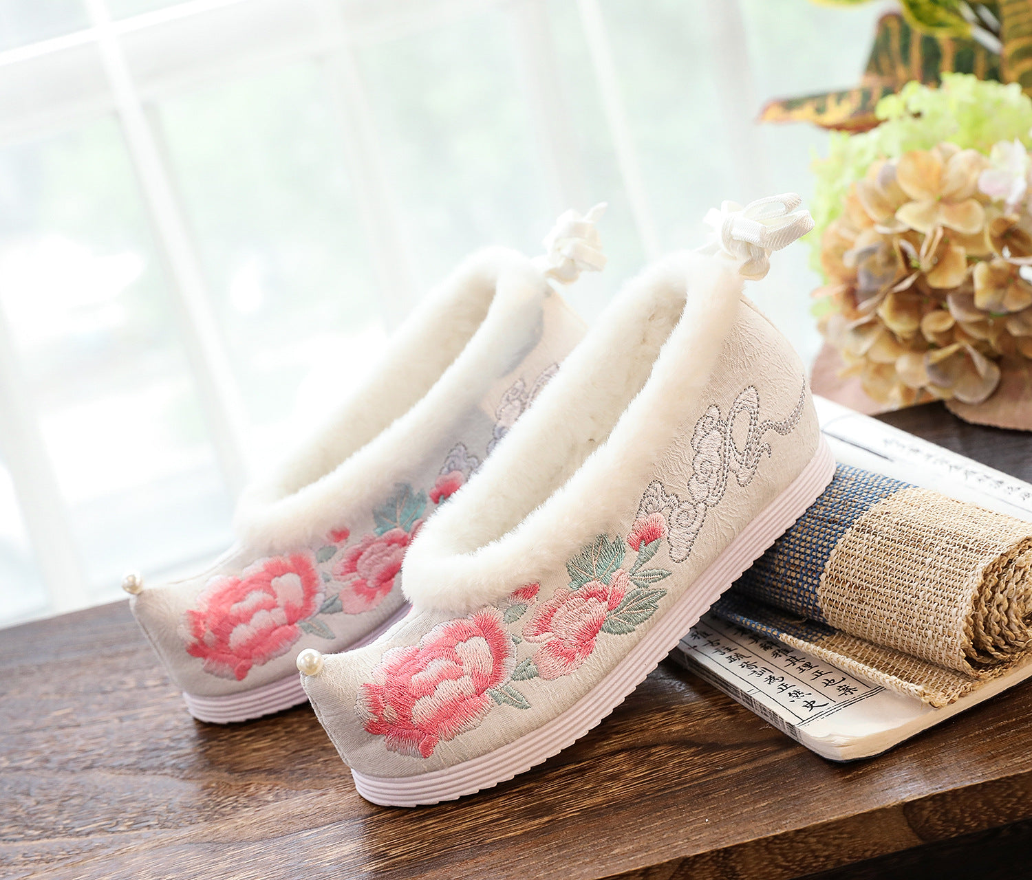 Scarpe femminili antiche in cotone ricamato, stile tradizionale, con dettagli artigianali e motivo floreale.