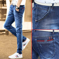Jeans slim fit da uomo Valstrend shop con caviglie allacciate, stile primavera, tessuto denim blu chiaro e dettagli moderni.