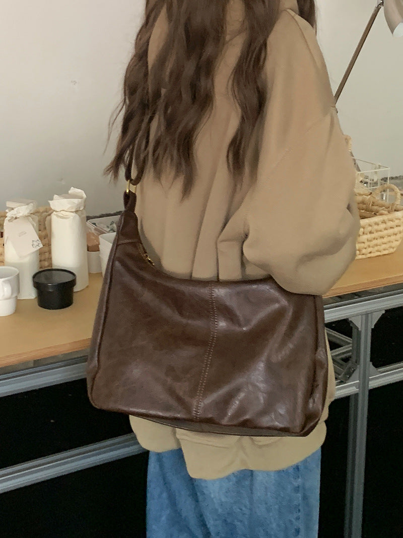 Borsa a tracolla versatile di grande capacità Valstrend, con scomparti spaziosi e design pratico, ideale per uso quotidiano.