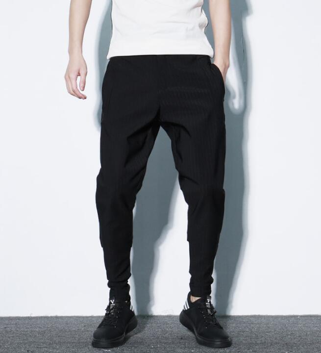 Pantaloni harem larghi a righe scure di Valstrend, stile casual e comodo, con vestibilità ampia e tessuto leggero.
