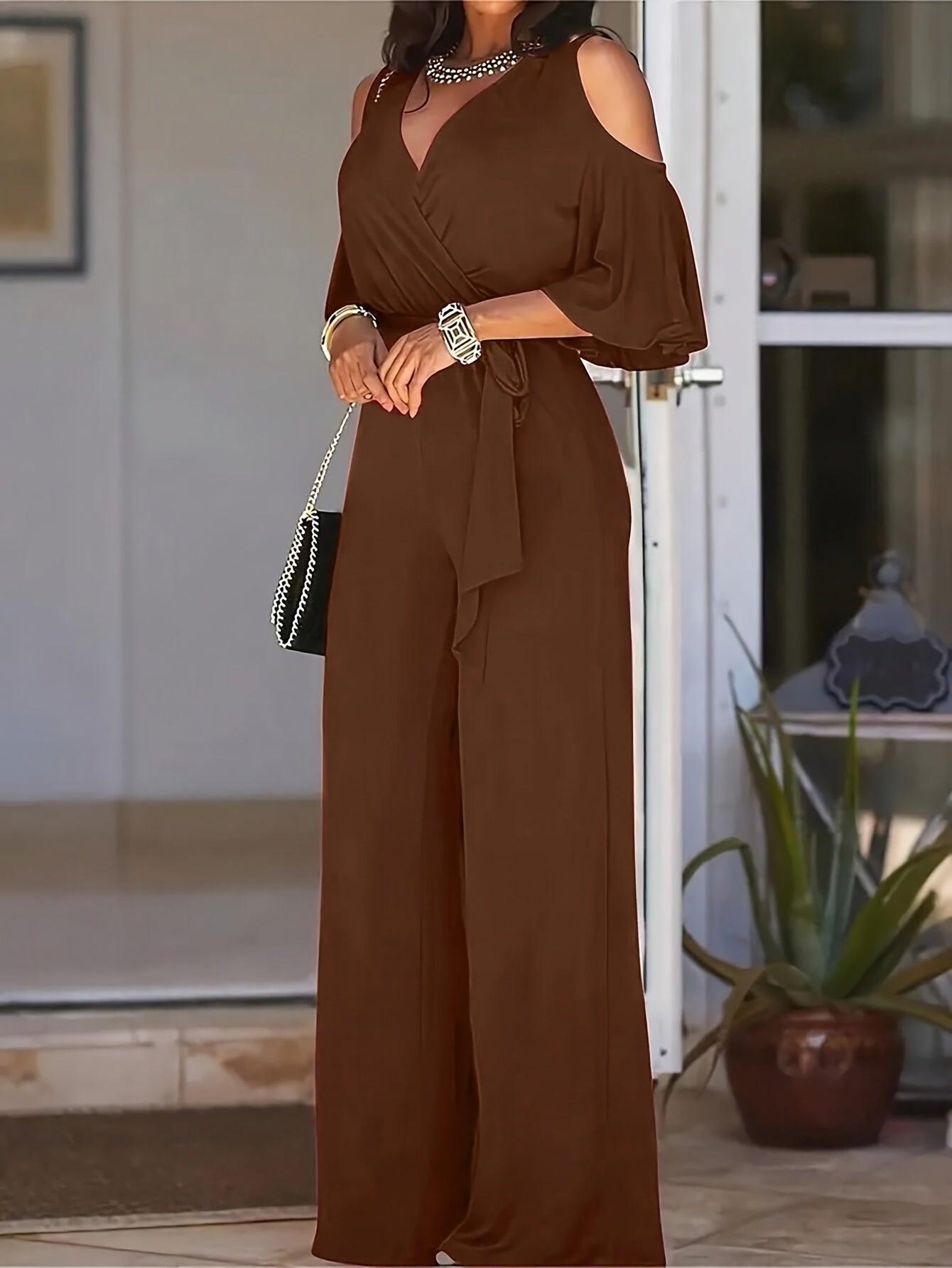 Tuta donna Valstrend con scollo a V, maniche corte e spalle scoperte, perfetta per primavera ed estate, stile elegante e femminile.