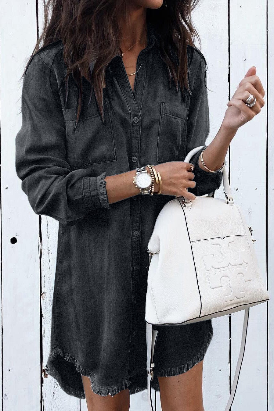 Camicia da donna oversize in denim di lunghezza media, stile casual e comodo, marca Valstrend shop, vista frontale.