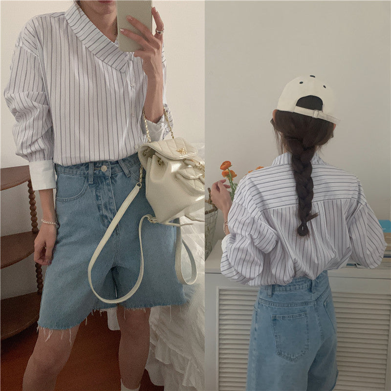 Camicia donna Valstrend con scollo a V, chiusura laterale con fibbia e vestibilità larga, tessuto morbido e casual.