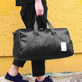 Scarpe sportive da uomo e donna in una borsa fitness Valstrend, con dettagli delle scarpe e tasche della borsa visibili.