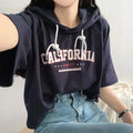 T-shirt casual con lettere, maniche corte e cappuccio, top largo in tessuto leggero, marca Valstrend, colore chiaro.