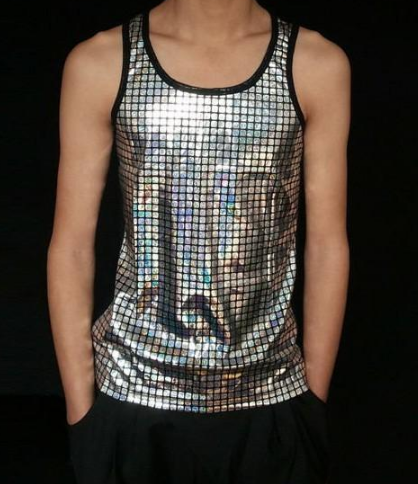Top metallic clubwear Valstrend in tessuto lucido, senza maniche, con dettagli alla moda, perfetto per serate in discoteca.