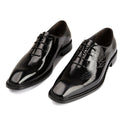 Scarpe in pelle di vitello britannico con incisioni laser, stile business, marca Valstrend shop, dettagli di calzature eleganti.