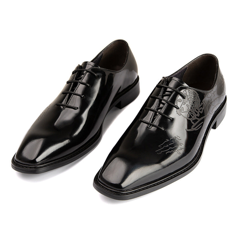 Scarpe in pelle di vitello britannico con incisioni laser, stile business, marca Valstrend shop, dettagli di calzature eleganti.