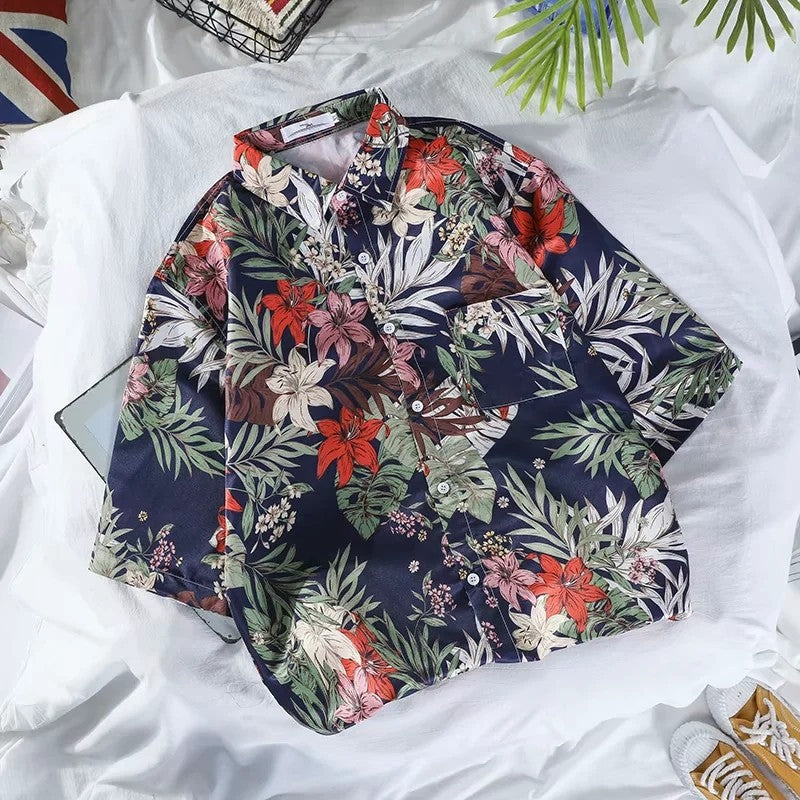 Camicia floreale a maniche corte Valstrend per uomo, tessuto leggero e stile estivo, visibile in dettaglio nell'immagine.