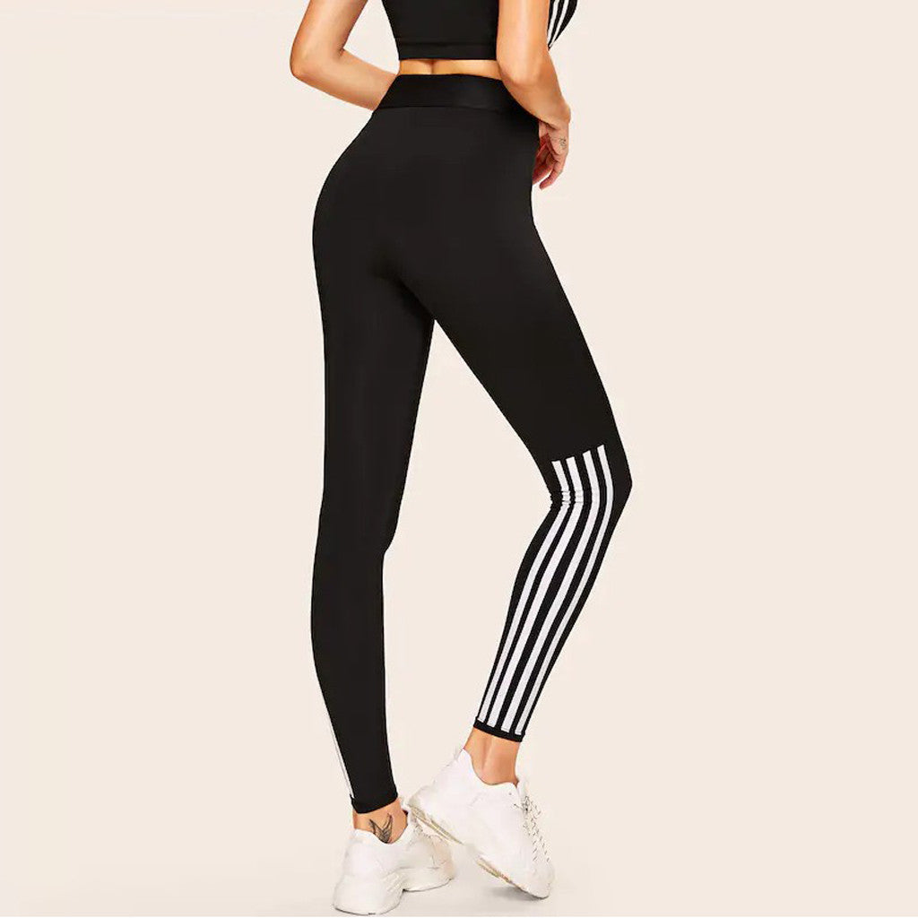 Leggings da yoga femminili bianche, stile fashion, Valstrend shop, con tessuto elastico e design aderente.