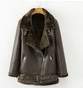 Giacca in pelle Valstrend con pelliccia artificiale, cerniera, tasche calde e cintura per donna in stile invernale.