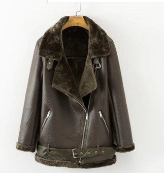 Giacca in pelle Valstrend con pelliccia artificiale, cerniera, tasche calde e cintura per donna in stile invernale.
