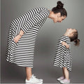 Vestiti abbinati per mamma e figlia Valstrend, abbigliamento familiare con abiti a righe per donna e bambina.