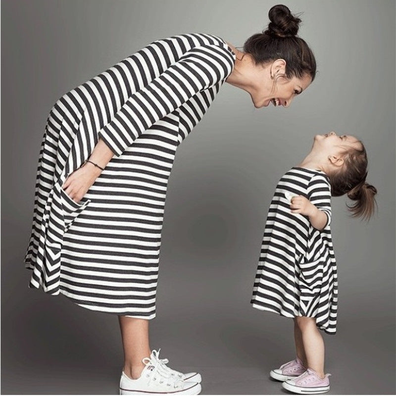Vestiti abbinati per mamma e figlia Valstrend, abbigliamento familiare con abiti a righe per donna e bambina.