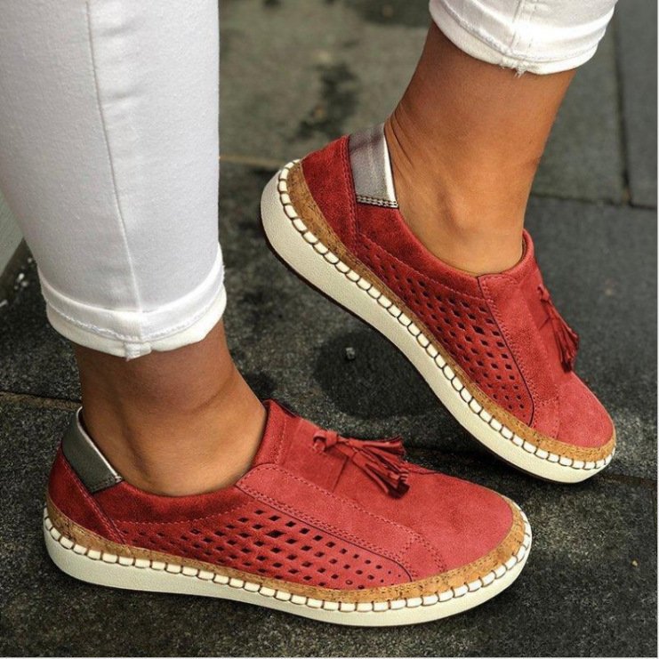Scarpe low-top Valstrend shop con lacci, design monoleg e due tonalità, dettagli eleganti e moderni.
