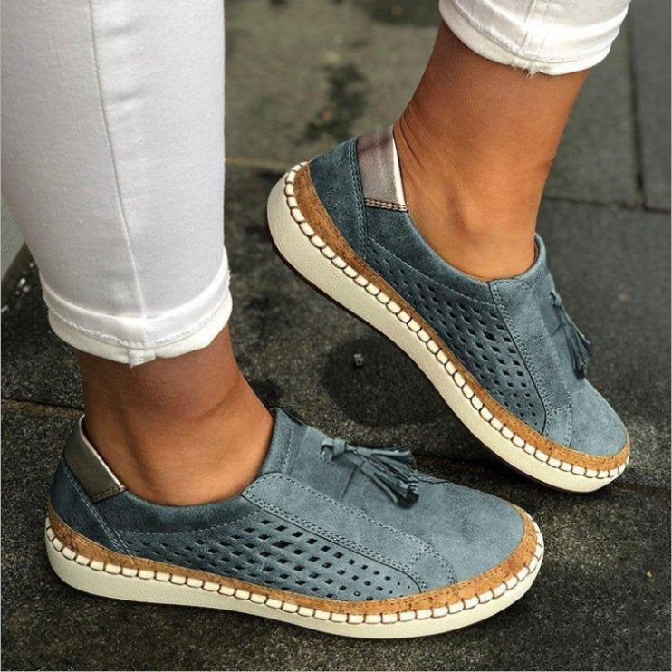 Scarpe basse Valstrend con lacci, monolegno e motivo a due toni, visibili in dettaglio sulla superficie dell'immagine.