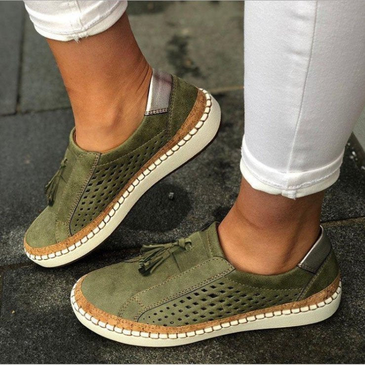 Scarpe basse con lacci, monospalla, due tonalità, marca Valstrend, vista frontale con design moderno e dettagli colorati