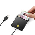 Lettore di smart card USB Valstrend DM-HC65 con slot per schede di credito e accesso sicuro, in uso su scrivania.