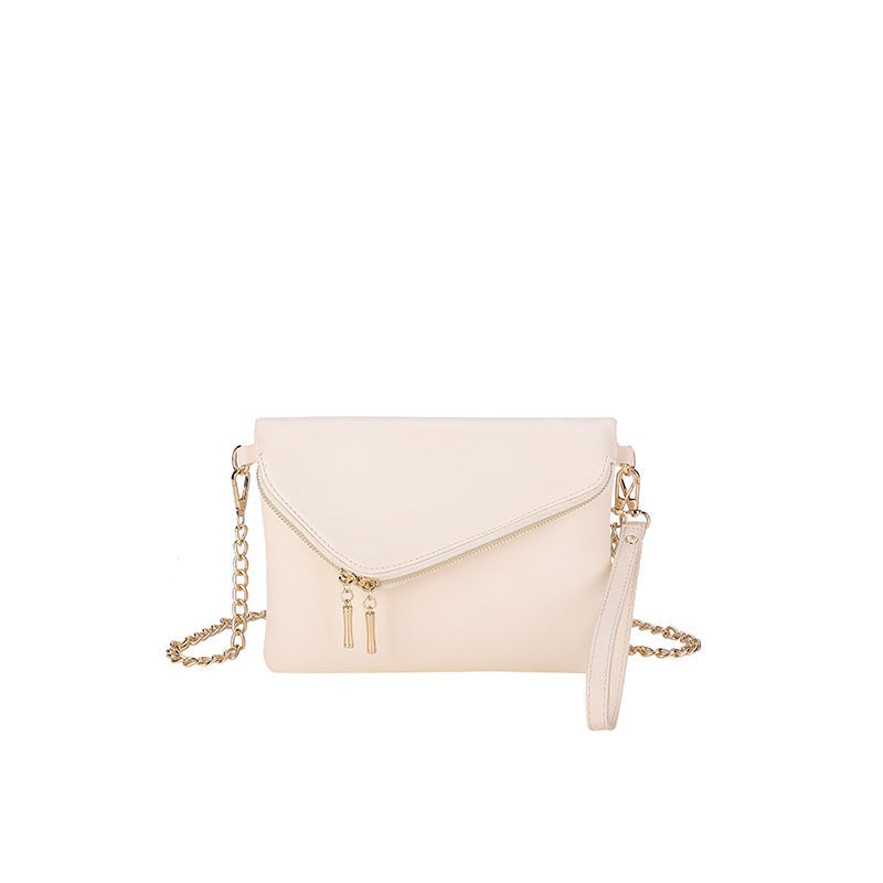 Borsa a spalla con catena e zip per donna, design elegante, marca Valstrend shop, dettaglio della tracolla e chiusura.