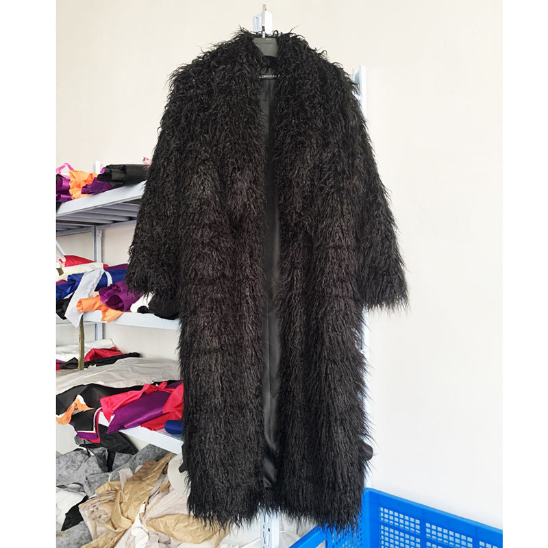 Cappotto invernale in pelle e pelliccia da donna Valstrend, elegante e caldo, con dettagli di moda e finiture di alta qualità.
