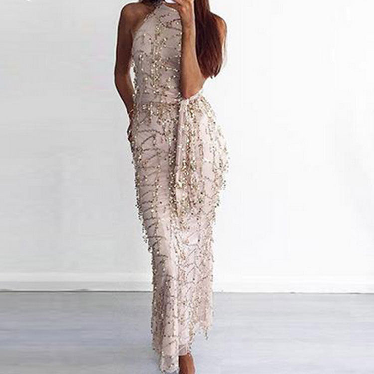 Vestito lungo con paillettes e frange di Valstrend shop, abito elegante con dettagli scintillanti e frange lunghe.