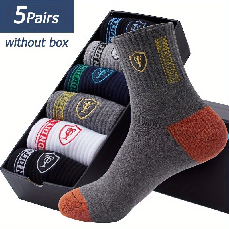 Cinque paia di calzini sportivi corti Valstrend con ricami crest assorbenti, adatti per uomo e donna, visibili in immagine.