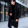 Maglione uomo in tinta unita di media lunghezza, stile cappotto, marchio Valstrend shop, dettaglio di cuciture e collo.