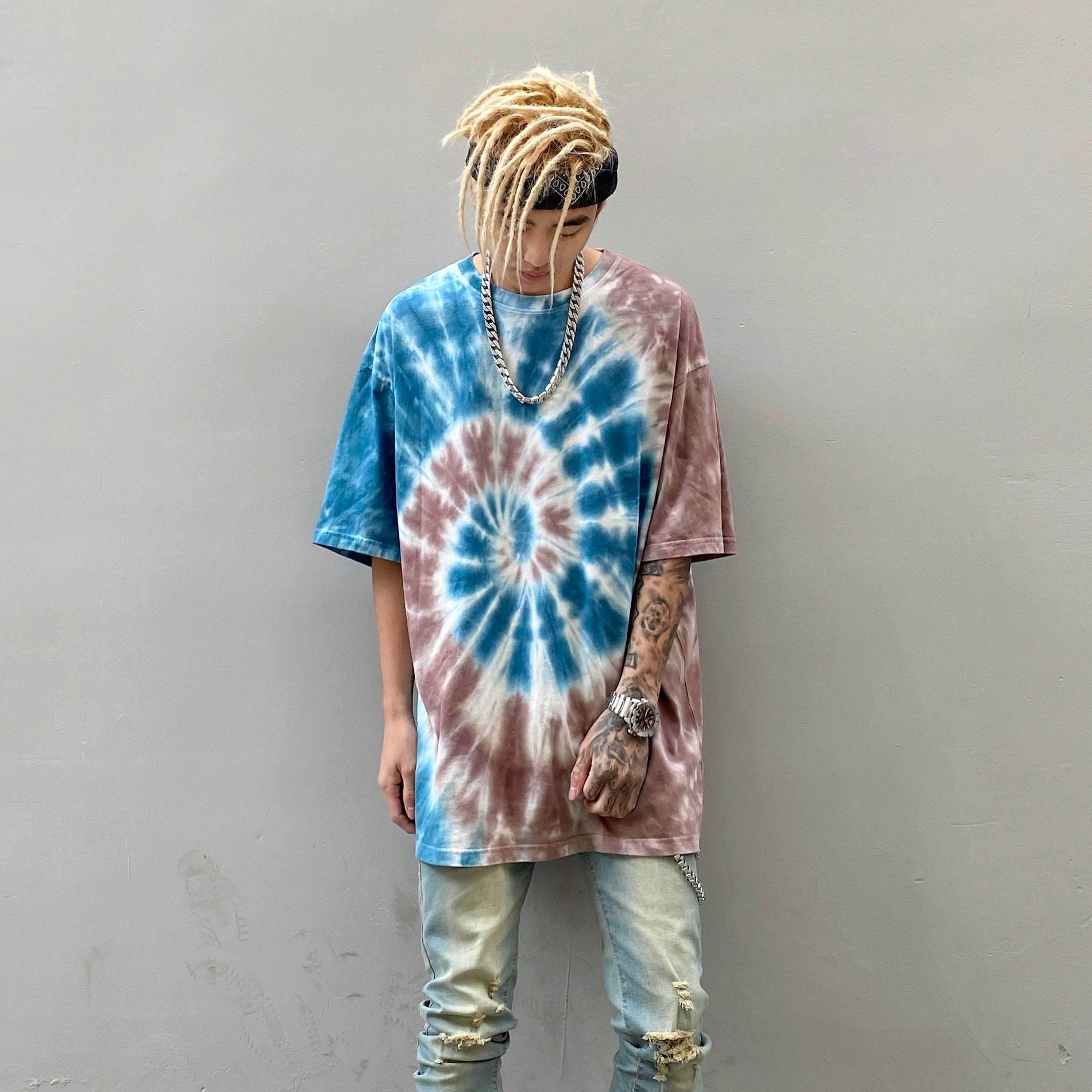 T-shirt street fashion art manica corta Valstrend Shop con disegni originali e stile urbano, visibile in primo piano.