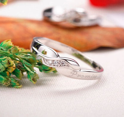Anello da coppia in rame bianco placcato platino per fidanzamento, gioielli uomo e donna, eleganti e lucidi.