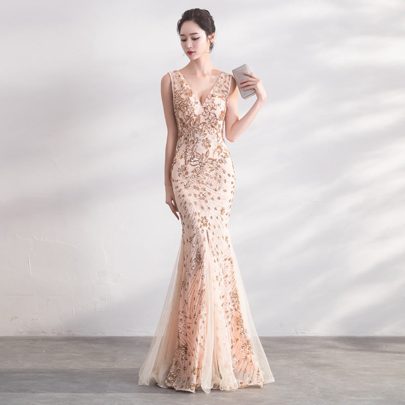 Vestito lungo a coda di sirena Valstrend shop, abito elegante con taglio aderente e dettaglio a coda di pesce, in tessuto morbido.