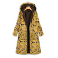 Cappotto slim fit lungo in cotone caldo di Valstrend shop, vista frontale, con collo e tasche, in tonalità neutre.