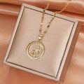 Collana a clavare geometrica per donna di Valstrend, design versatile e moderno, in metallo lucido con dettagli geometrici.