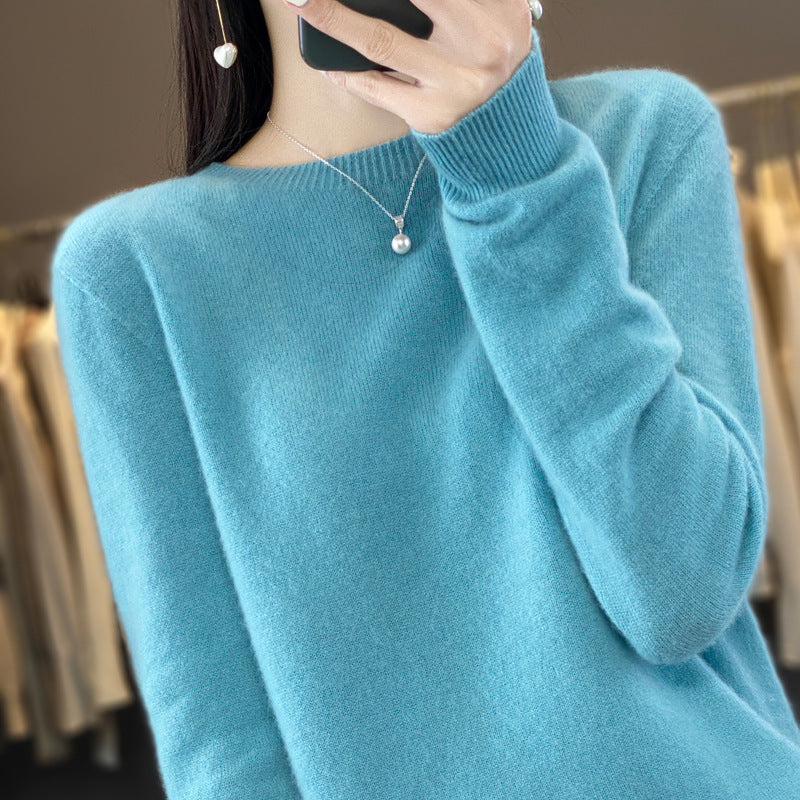 Maglione femminile in cashmere morbido e largo, maglia lavorata a maglia, colore neutro, indossato da donna.